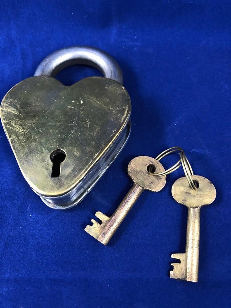 Antiek hangslot hartvorm met 2 sleutels, metaal, fors slot. - Afbeelding 3