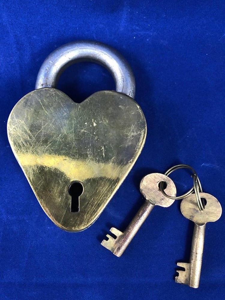 Antiek hangslot hartvorm met 2 sleutels, metaal, fors slot. - Afbeelding 4