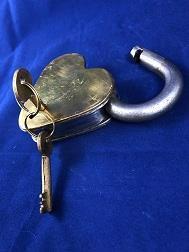 Antiek hangslot hartvorm met 2 sleutels, metaal, fors slot. - Afbeelding 5