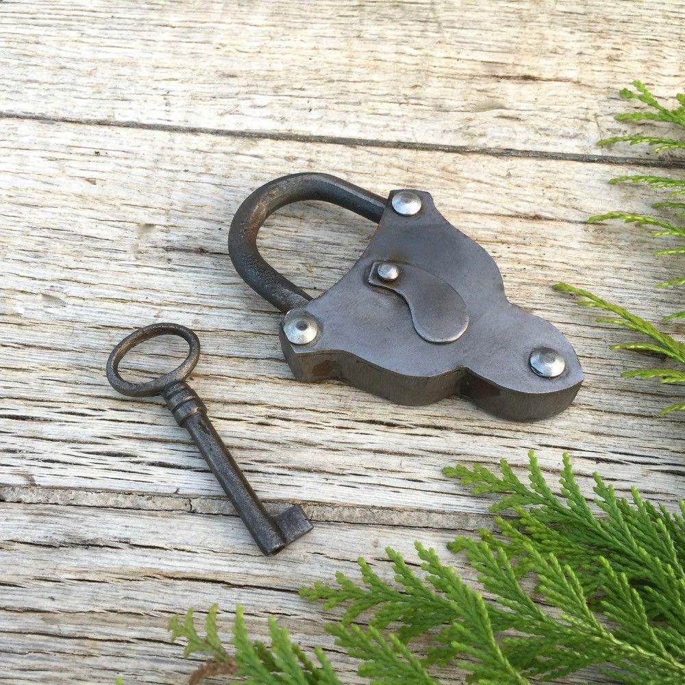 Antiek hangslot hartvorm met sleutel, ijzer geolied, - nr. 1