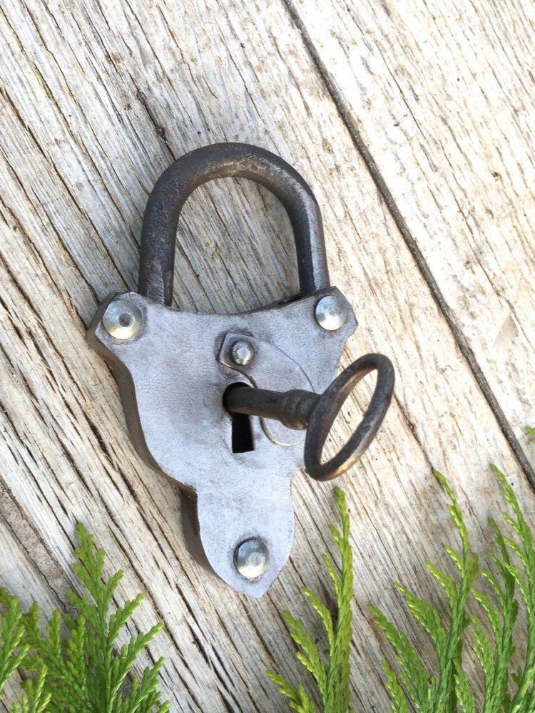 Antiek hangslot hartvorm met sleutel, ijzer geolied, - Afbeelding 2