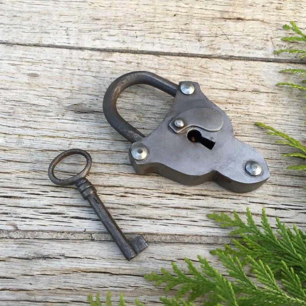 Antiek hangslot hartvorm met sleutel, ijzer geolied, - Afbeelding 3