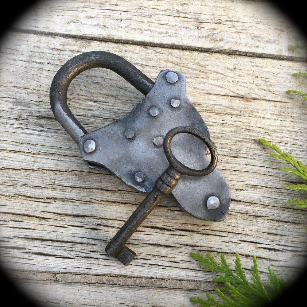 Antiek hangslot hartvorm met sleutel, ijzer geolied, - Afbeelding 4