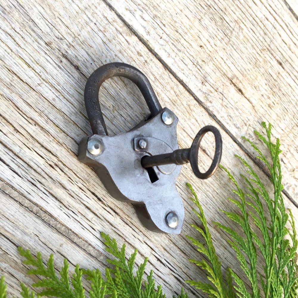 Antiek hangslot hartvorm met sleutel, ijzer geolied, - Afbeelding 5