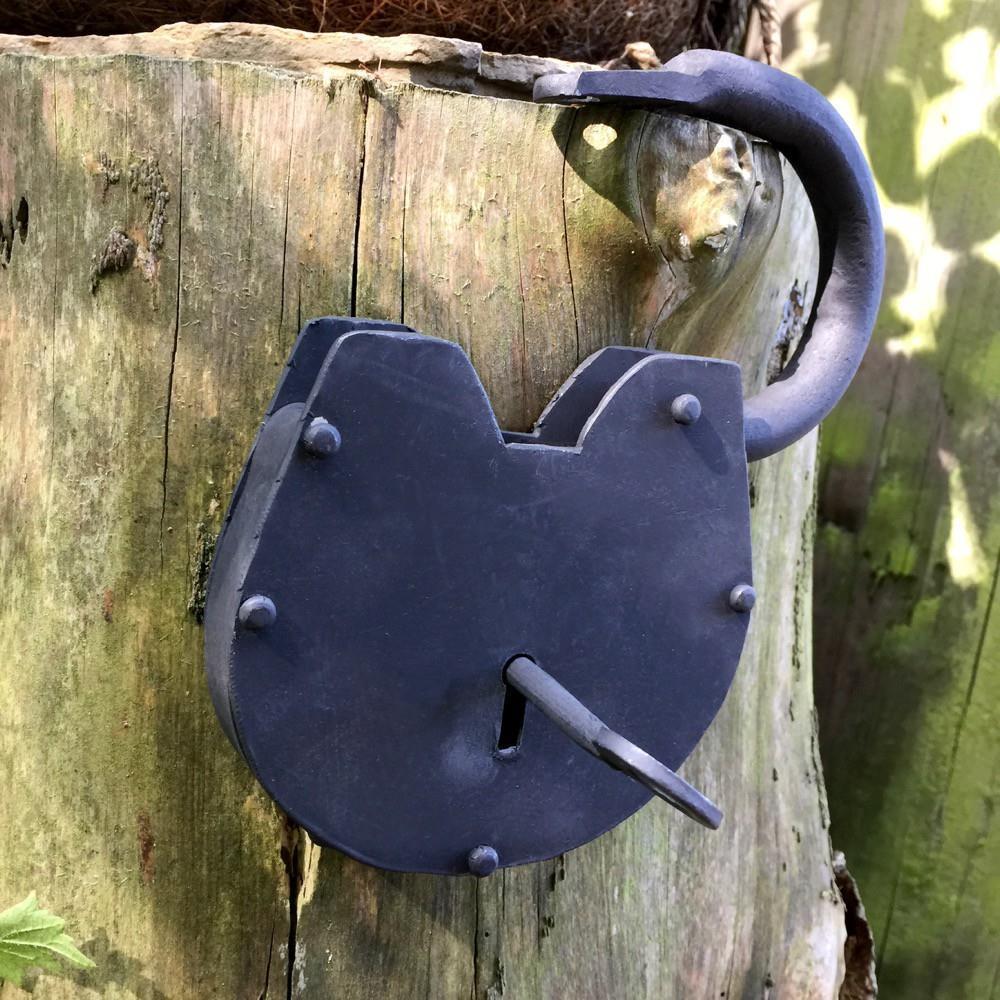 Antiek hangslot voor tuinpoort of als meubelslot - nr. 1