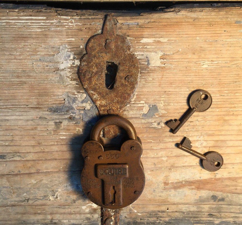 Antiek ijzeren kasteel hangslot + sleutels - nr. 1