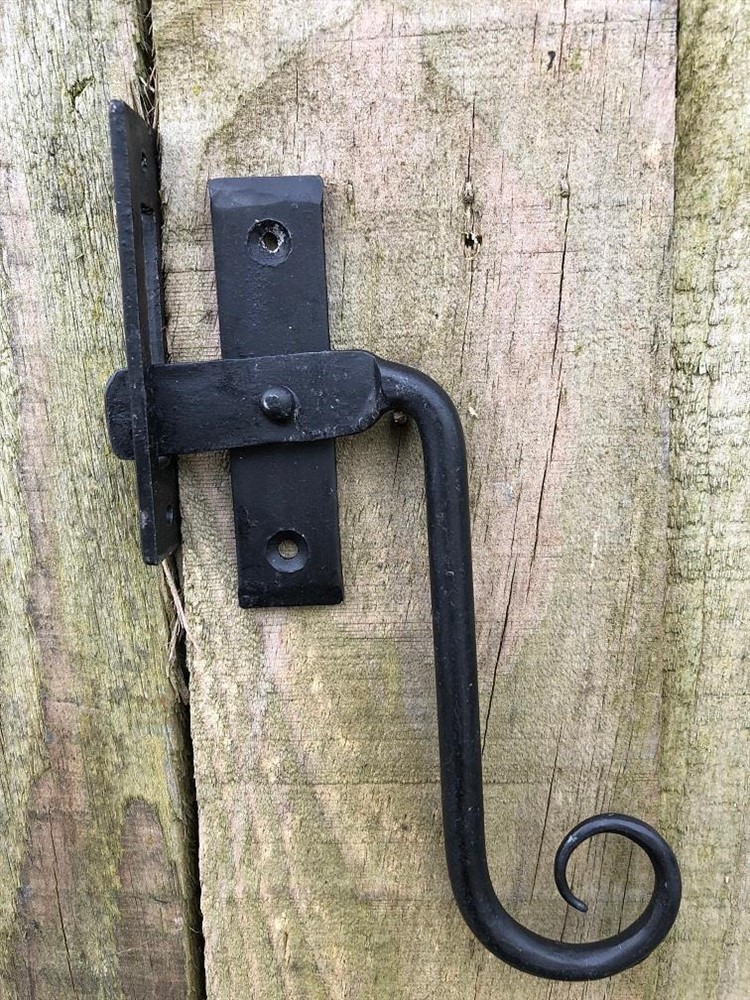 Antiek metalen raamhendel- draaislot, mooi smeedwerk. - nr. 1