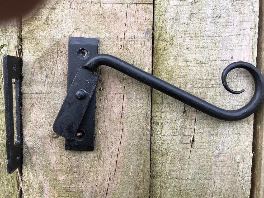 Antiek metalen raamhendel- draaislot, mooi smeedwerk. - Afbeelding 4