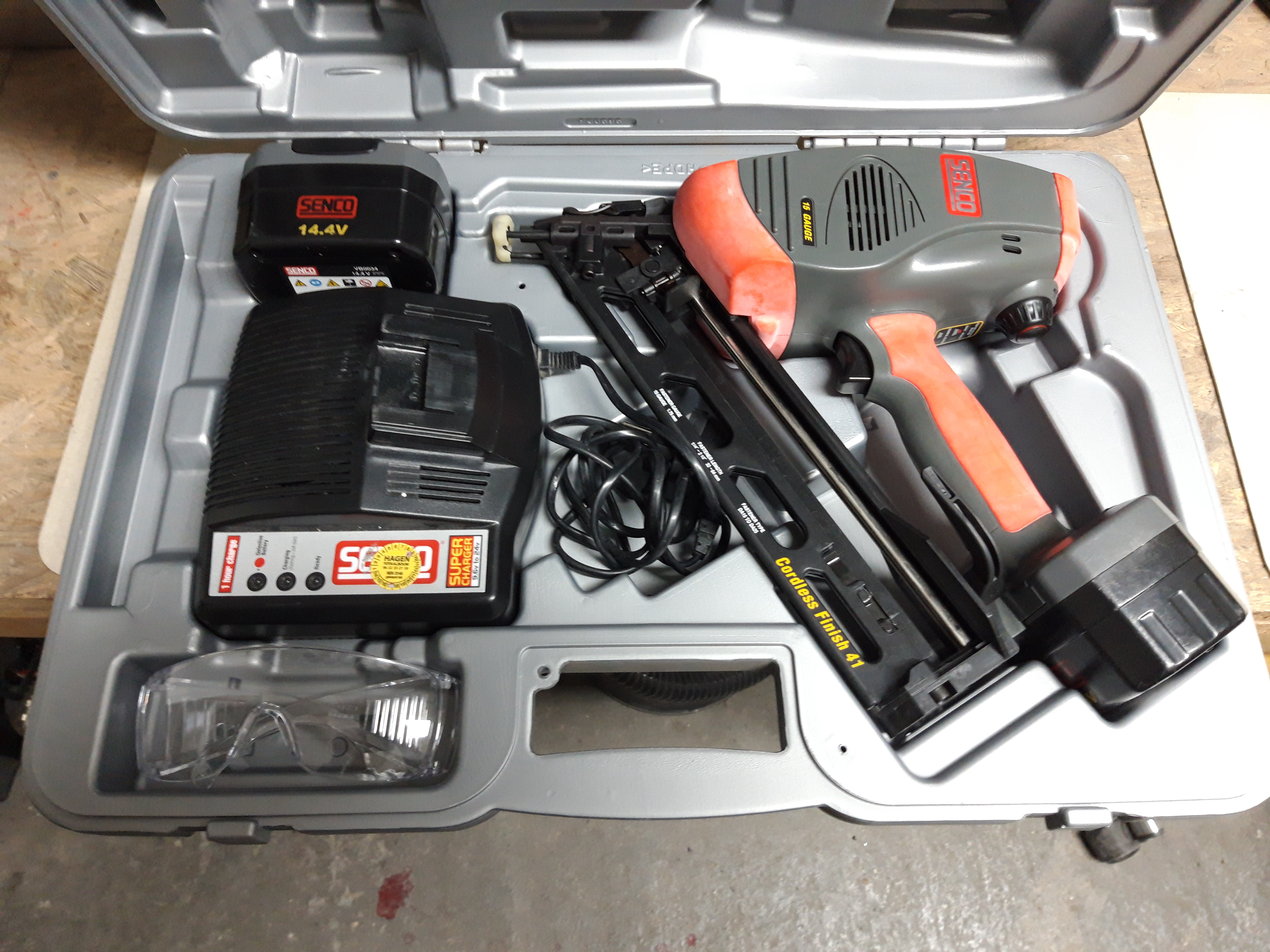 Senco schuine spijker tacker op batterijen - nr. 1