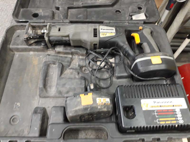 Recipro op batterij 18 Volt Panasonic. 1 nieuwe batterij en 1 40%