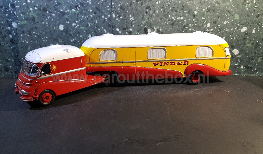 Ford F798 & house trailer CIRCUS PINDER 1:43 Atlas - nr. 1