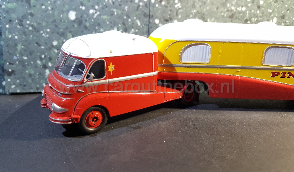 Ford F798 & house trailer CIRCUS PINDER 1:43 Atlas - Afbeelding 2