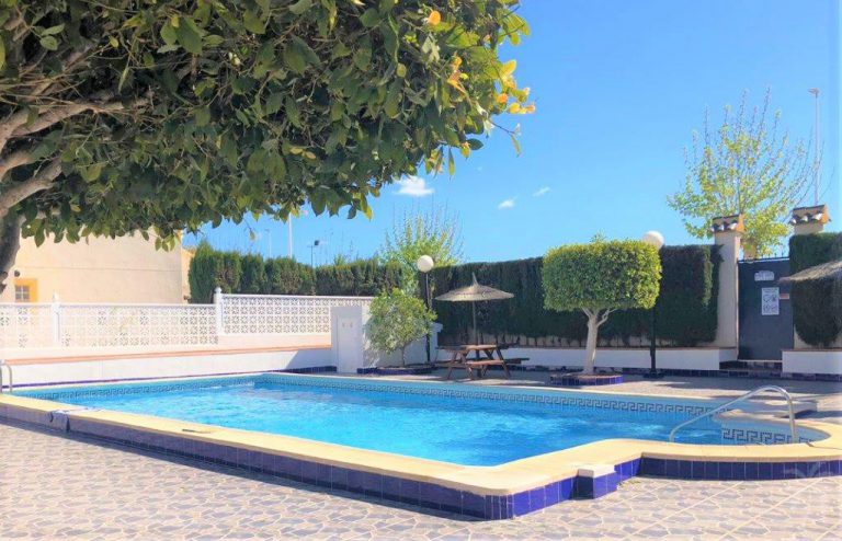 Uw Bungalow in TORREVIEJA met meubels en apparatuur bij mooi zwembad