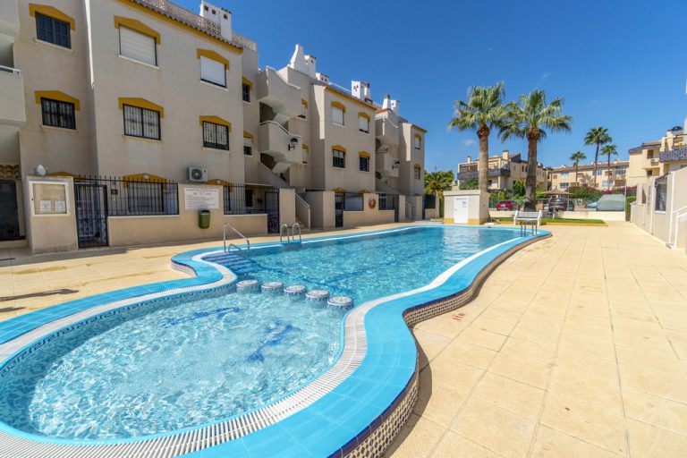 Uw Bungalow in PUNTA PRIMA met meubels bij zee strand en zwembad
