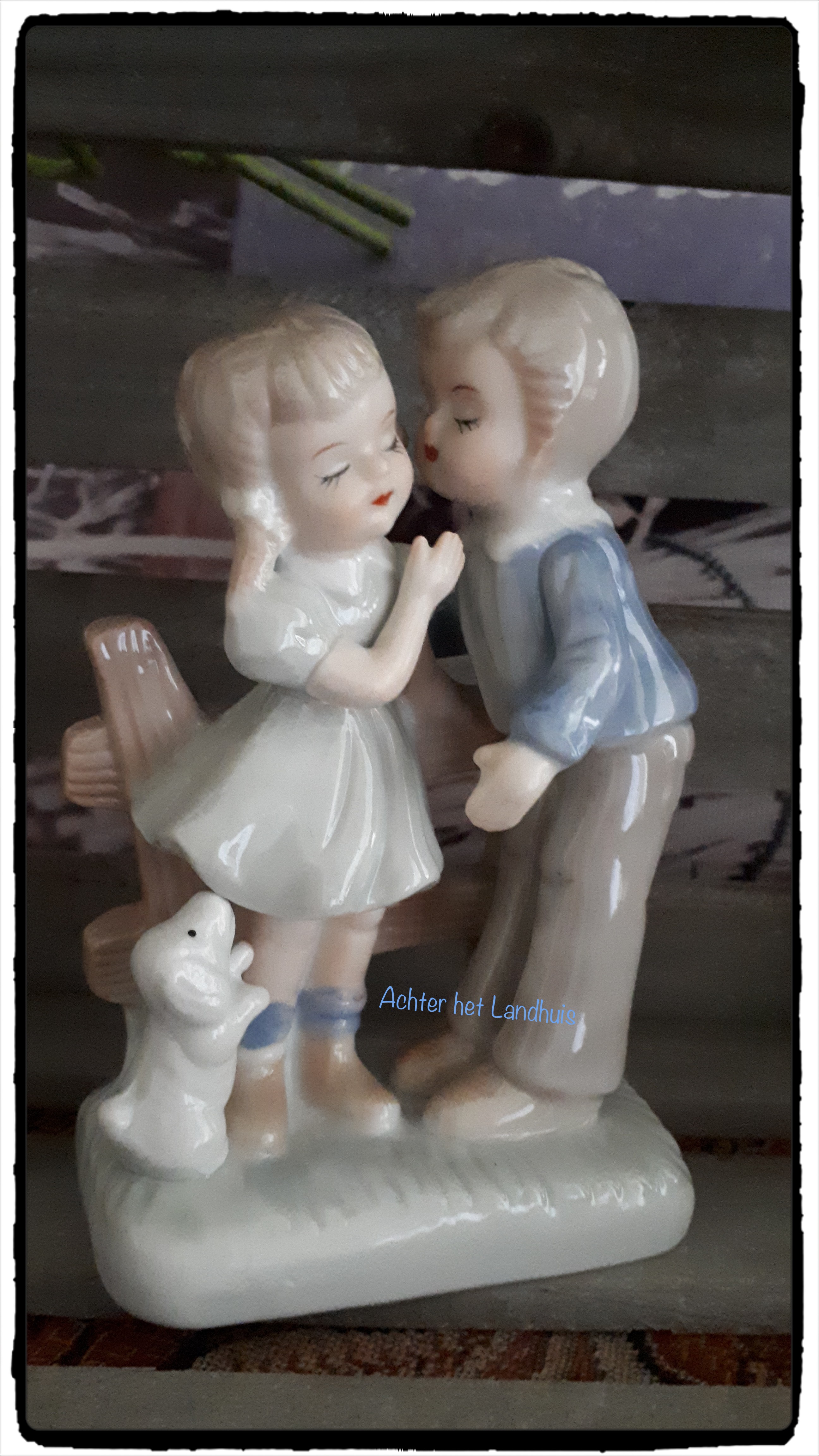 Beeldje blauw wit Lladro stijl, Jongen en Meisje verliefd met hondje - Afbeelding 2
