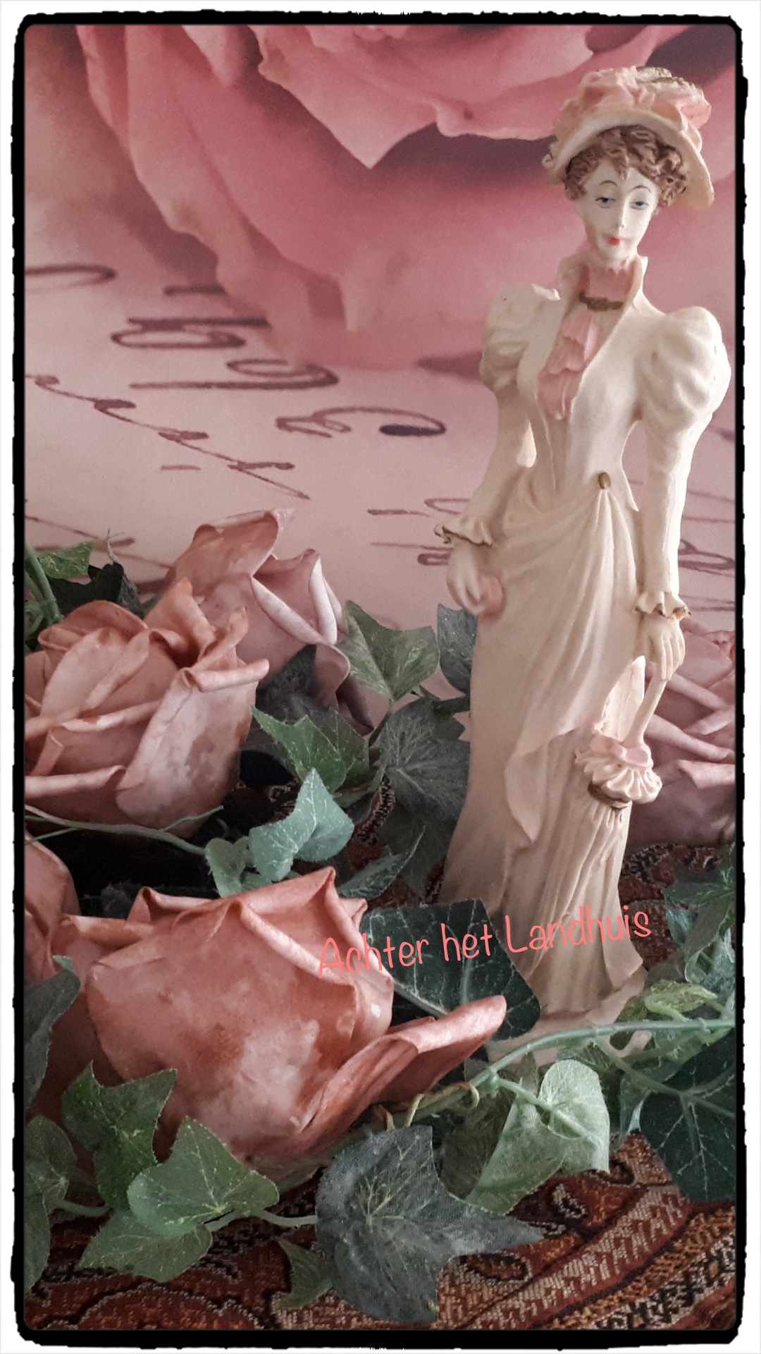 Beeld Dame met parasol gekleed begin 1900 roze en creme kleur - nr. 1