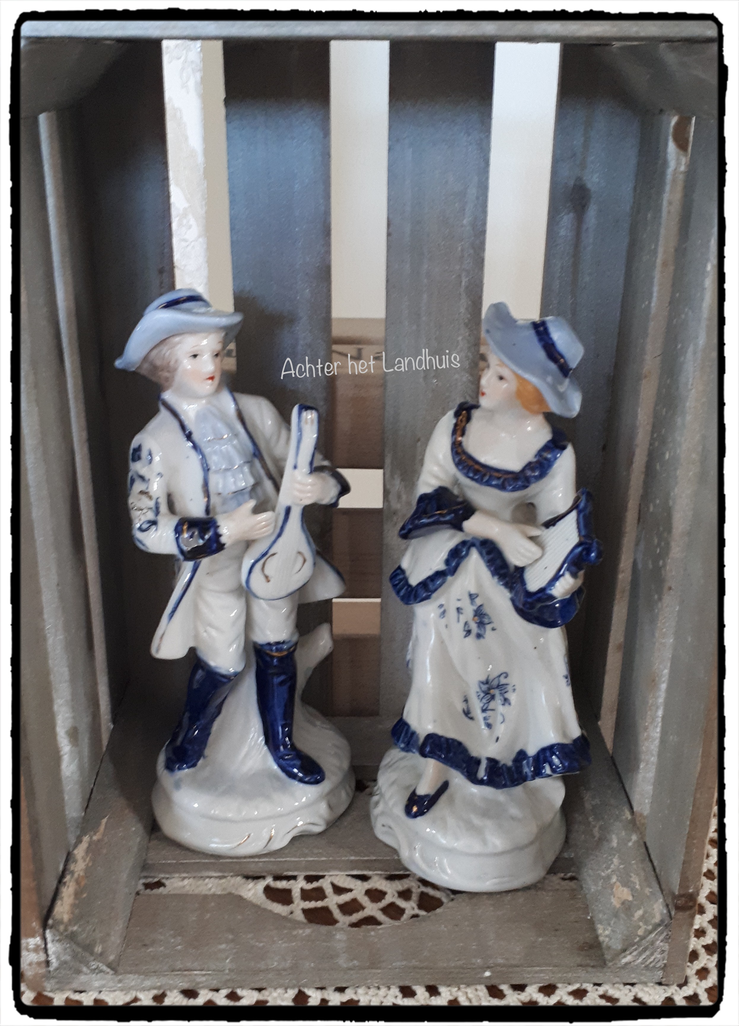 Twee beeldjes Dame en Heer Victoriaanse stijl in Blauw-wit kleuren