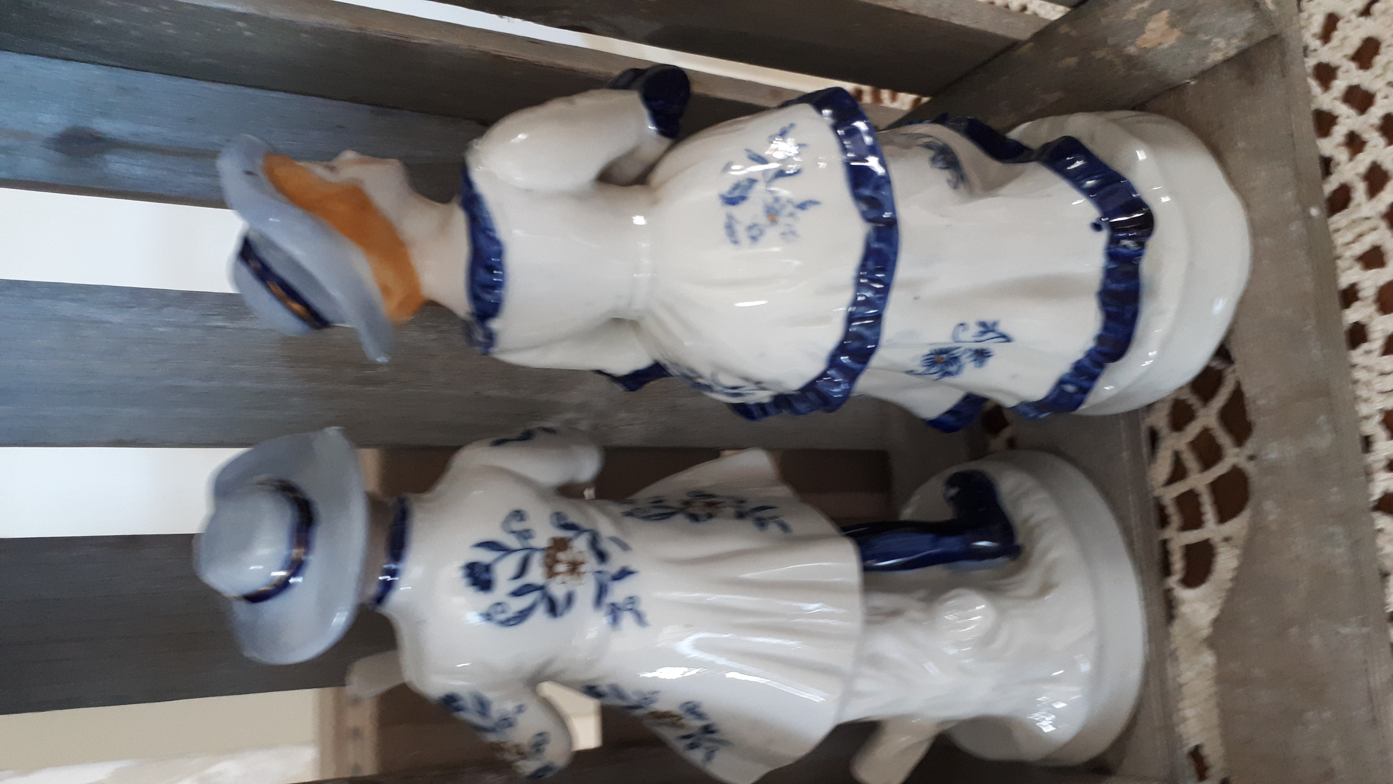 Twee beeldjes Dame en Heer Victoriaanse stijl in Blauw-wit kleuren - Afbeelding 2