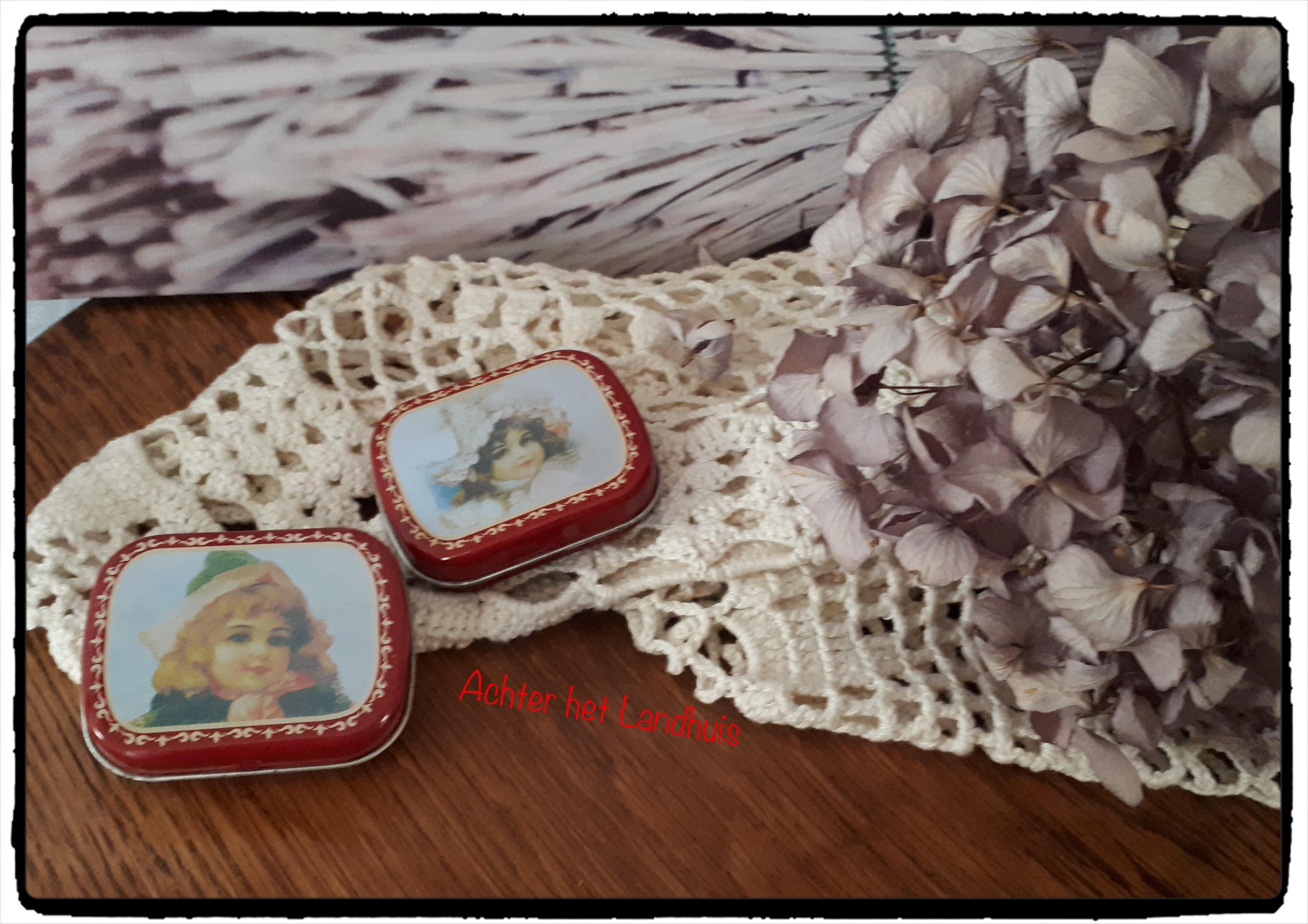 Twee kleine rode brocante Blikjes, Bijoux of Pillendoosjes, Rings & Things , - nr. 1