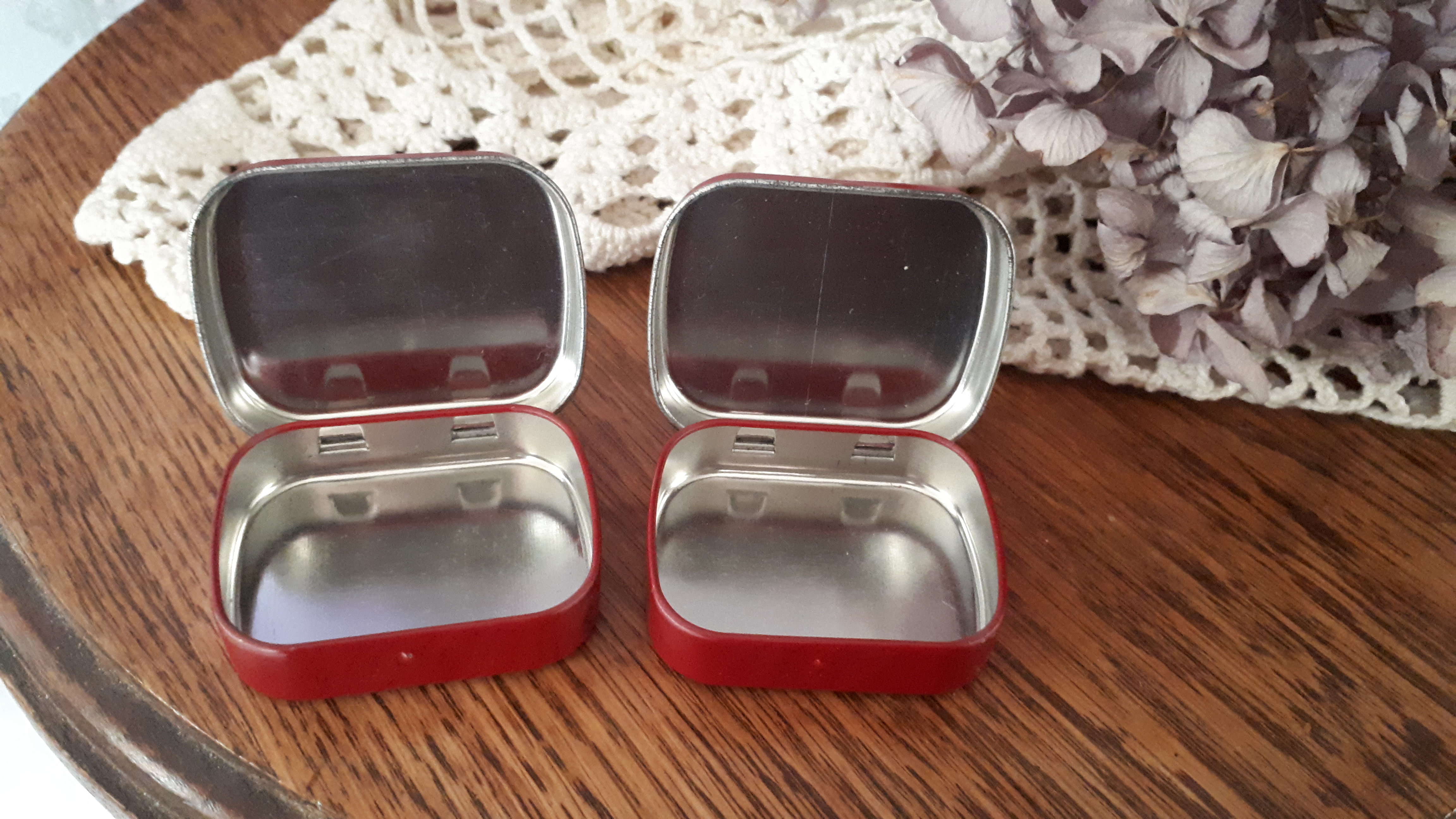 Twee kleine rode brocante Blikjes, Bijoux of Pillendoosjes, Rings & Things , - Afbeelding 2