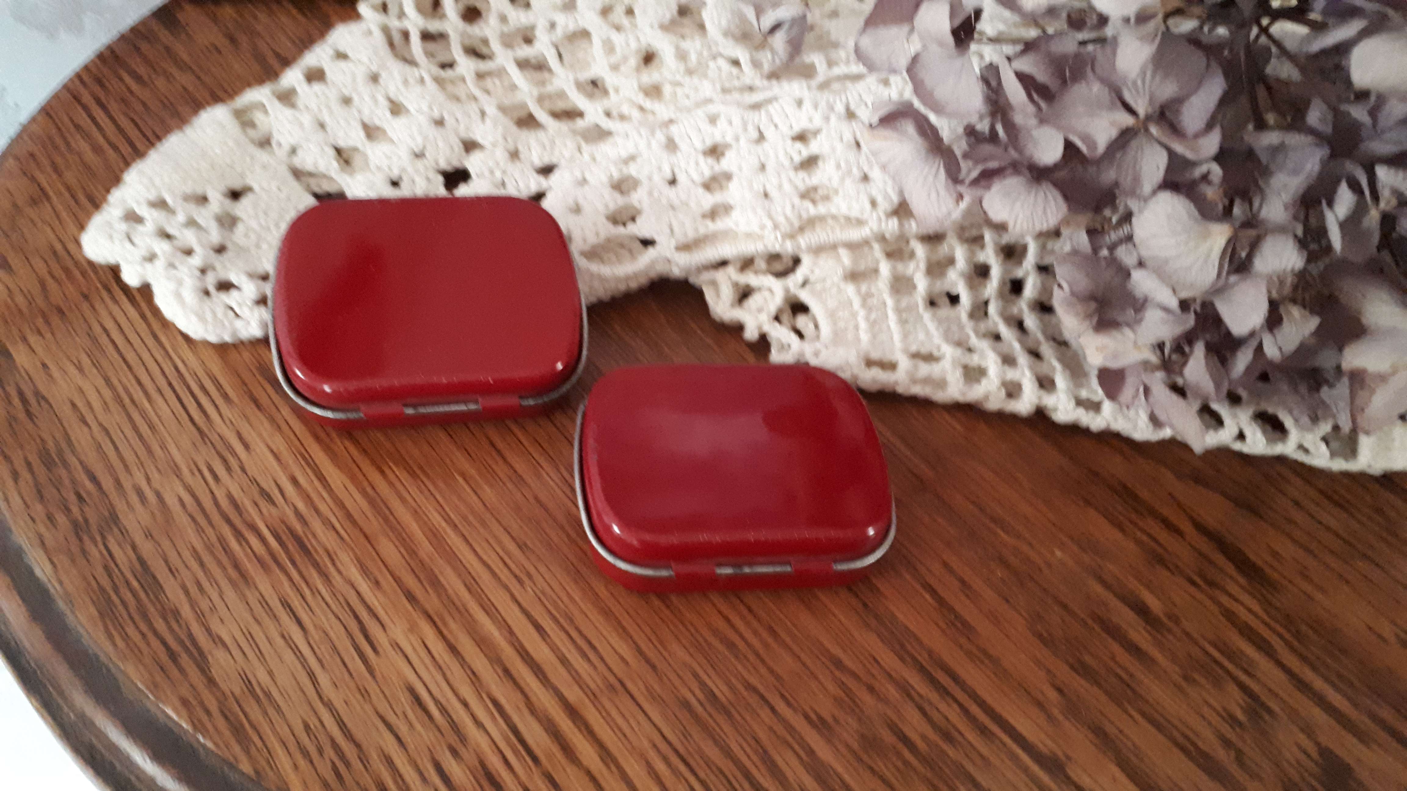 Twee kleine rode brocante Blikjes, Bijoux of Pillendoosjes, Rings & Things , - Afbeelding 3