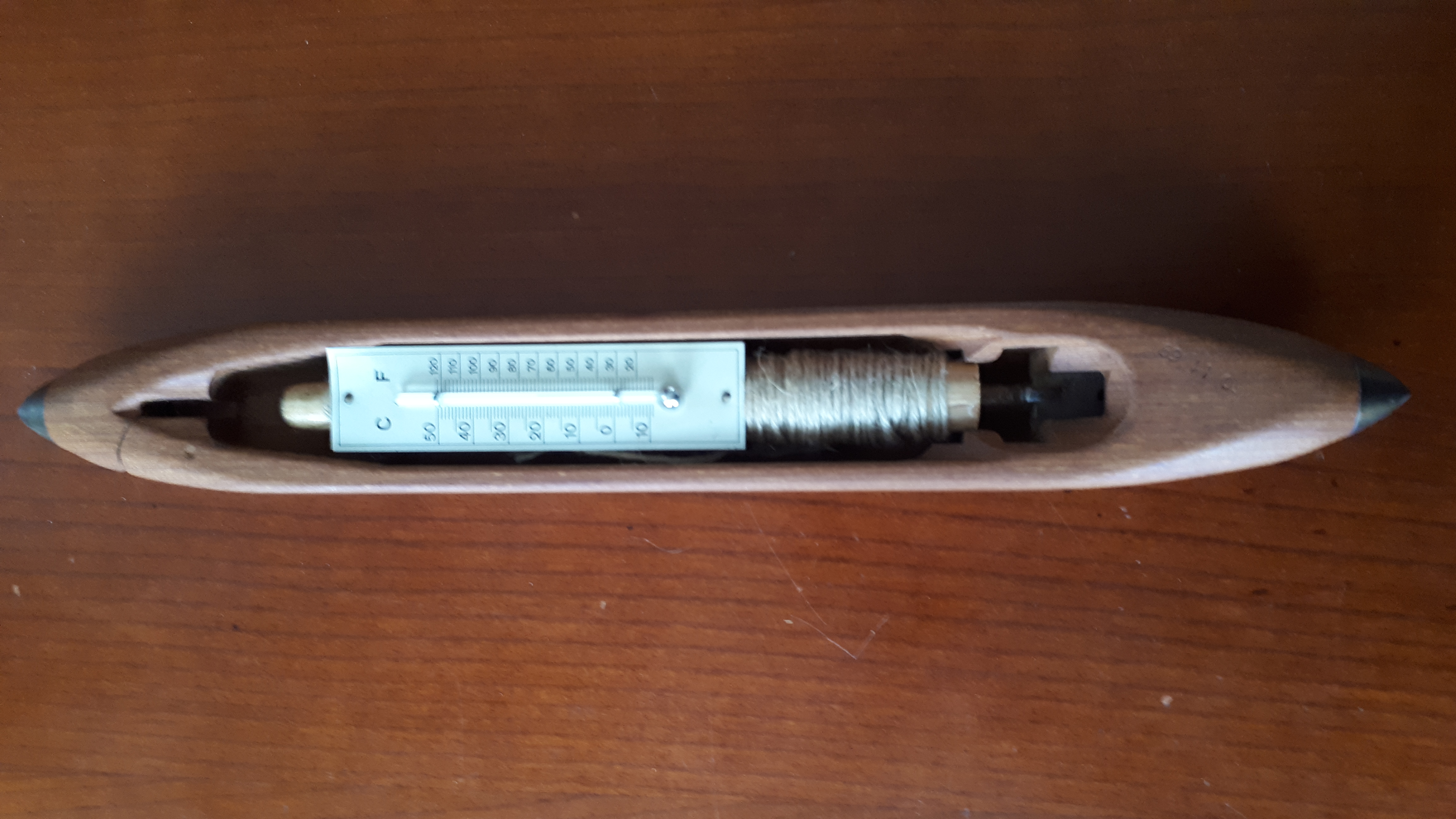 Houten Schietspoel of Weefspoel met weefgetouw en thermometer AGO - Afbeelding 4