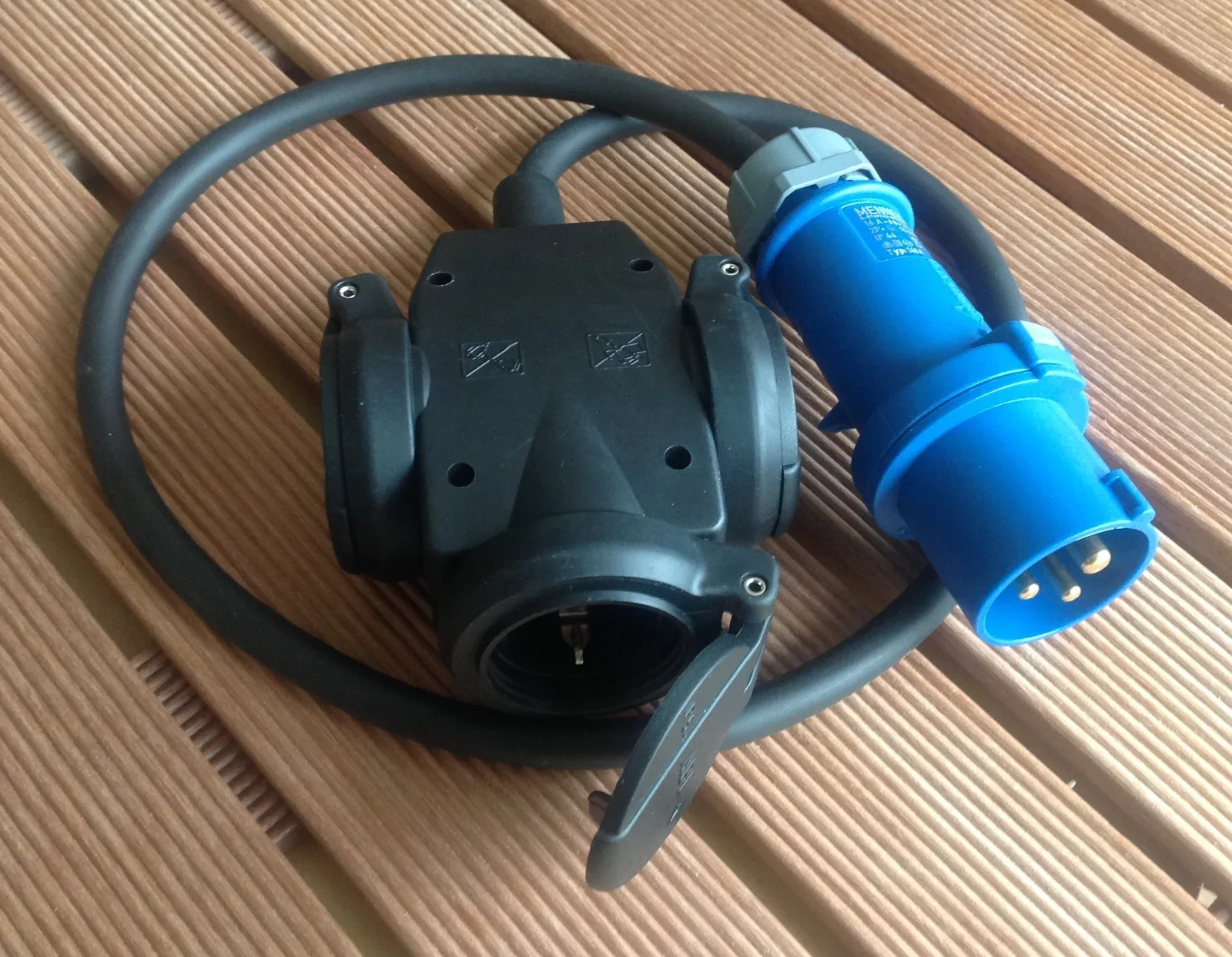 CEE 16A adapter naar 3-delig verdeelblok volrubber 230V IP44 - nr. 1