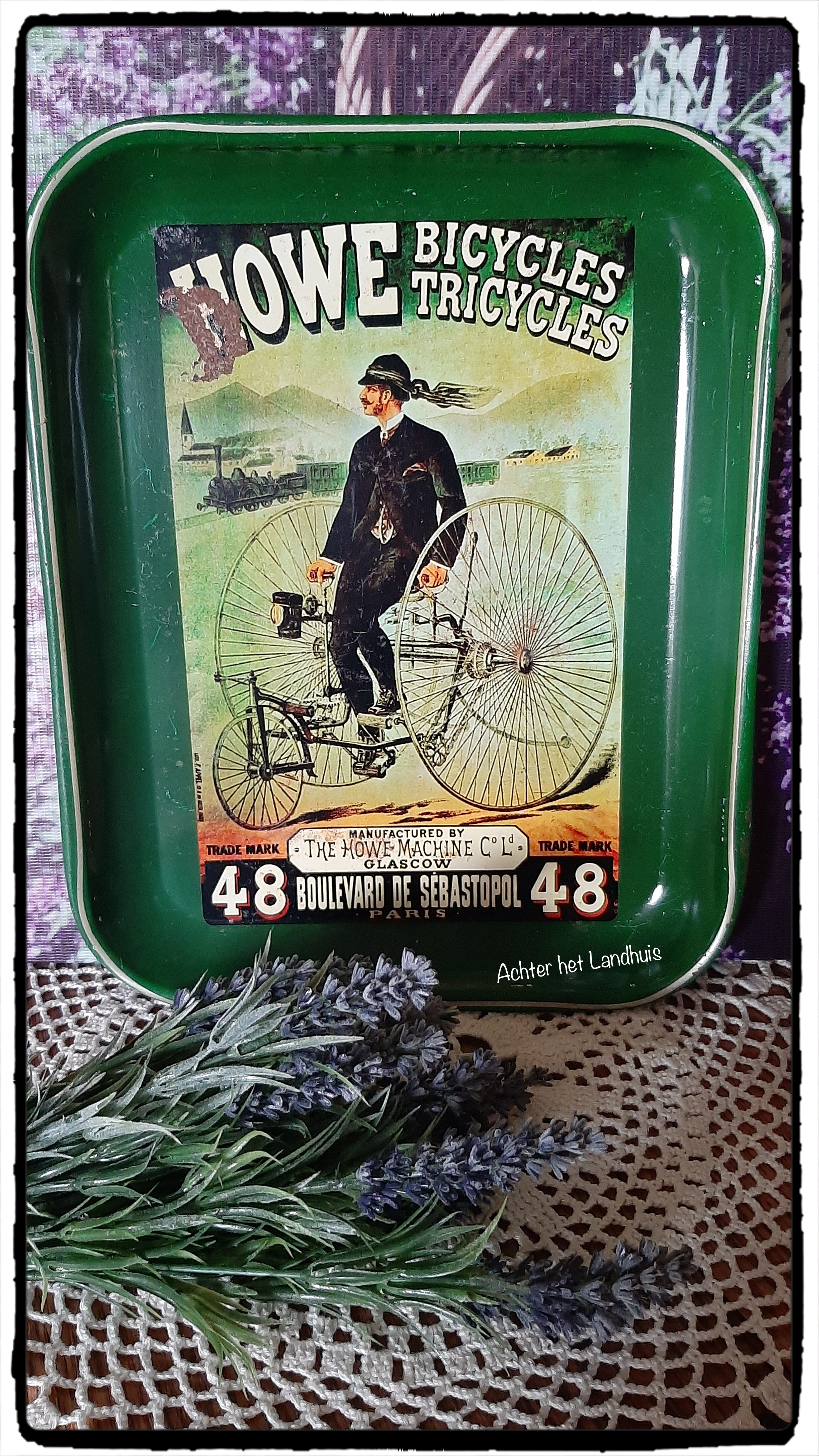 Vintage groen Emaille Dienblad, Howe Bicycles/Tricycles met man op Antieke driewieler