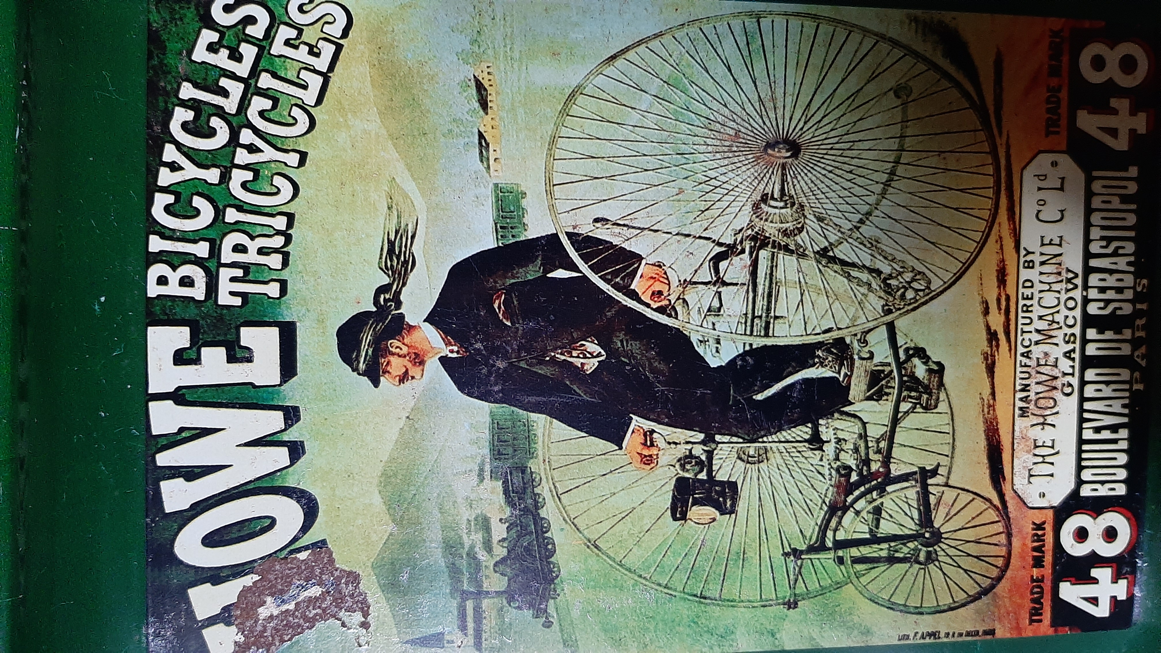 Vintage groen Emaille Dienblad, Howe Bicycles/Tricycles met man op Antieke driewieler - Afbeelding 2