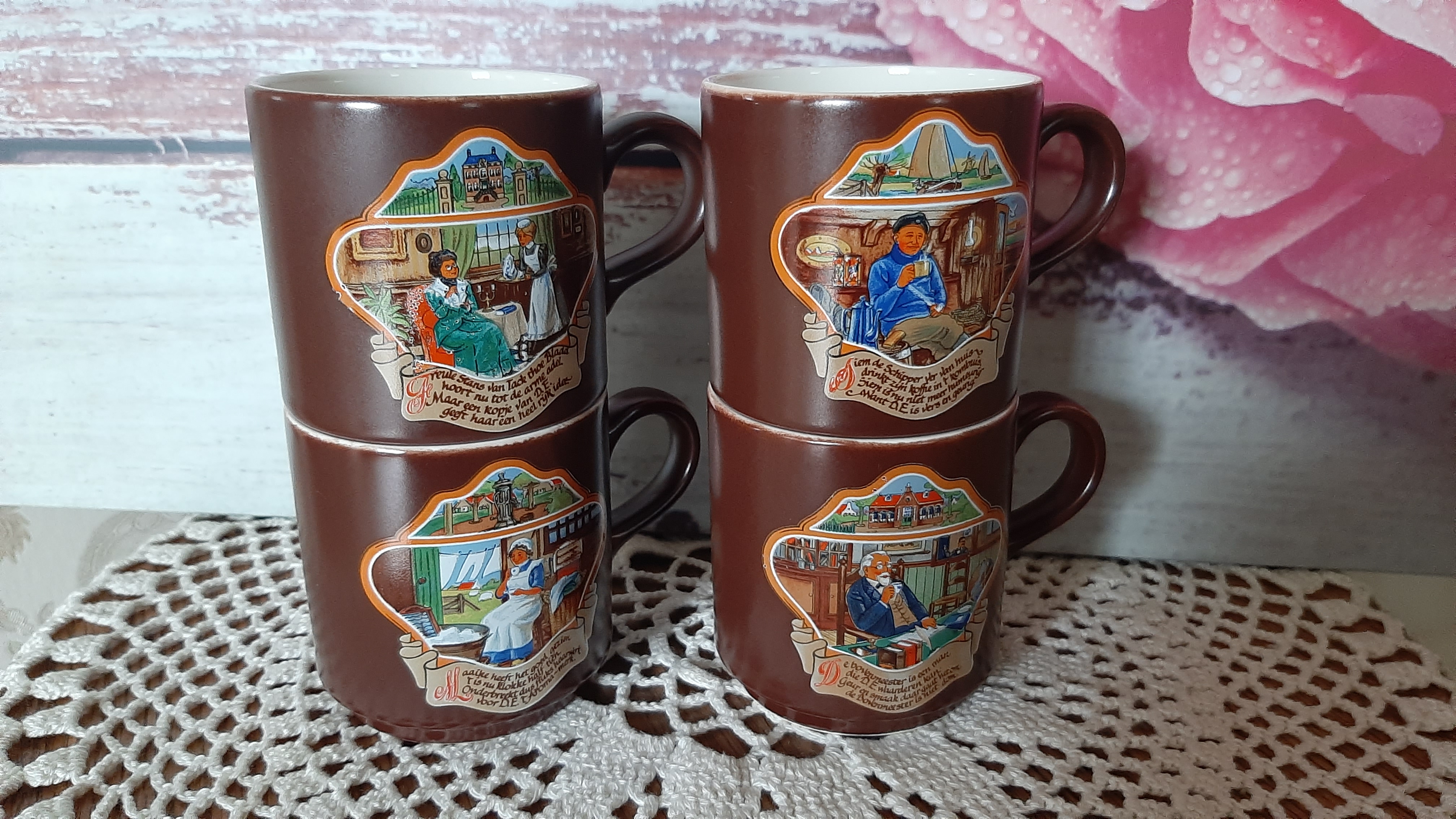 4 bruine Bekers met nostalgische afbeeldingen met tekst Villeroy & Boch - Afbeelding 2
