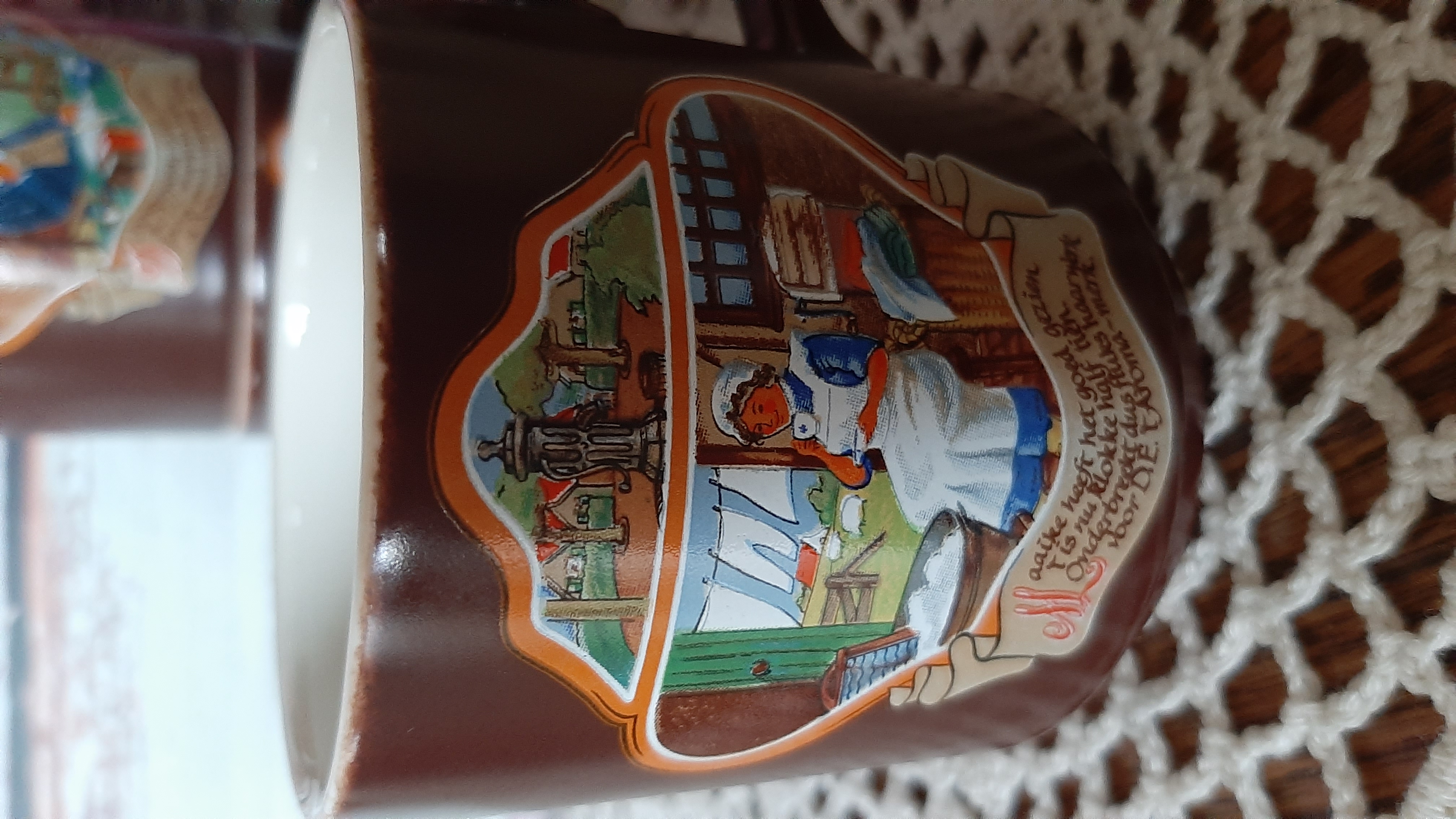 4 bruine Bekers met nostalgische afbeeldingen met tekst Villeroy & Boch - Afbeelding 3