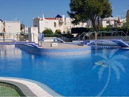 Uw zeer complete Bungalow in TORREVIEJA met solarium en bij mooi zwembad