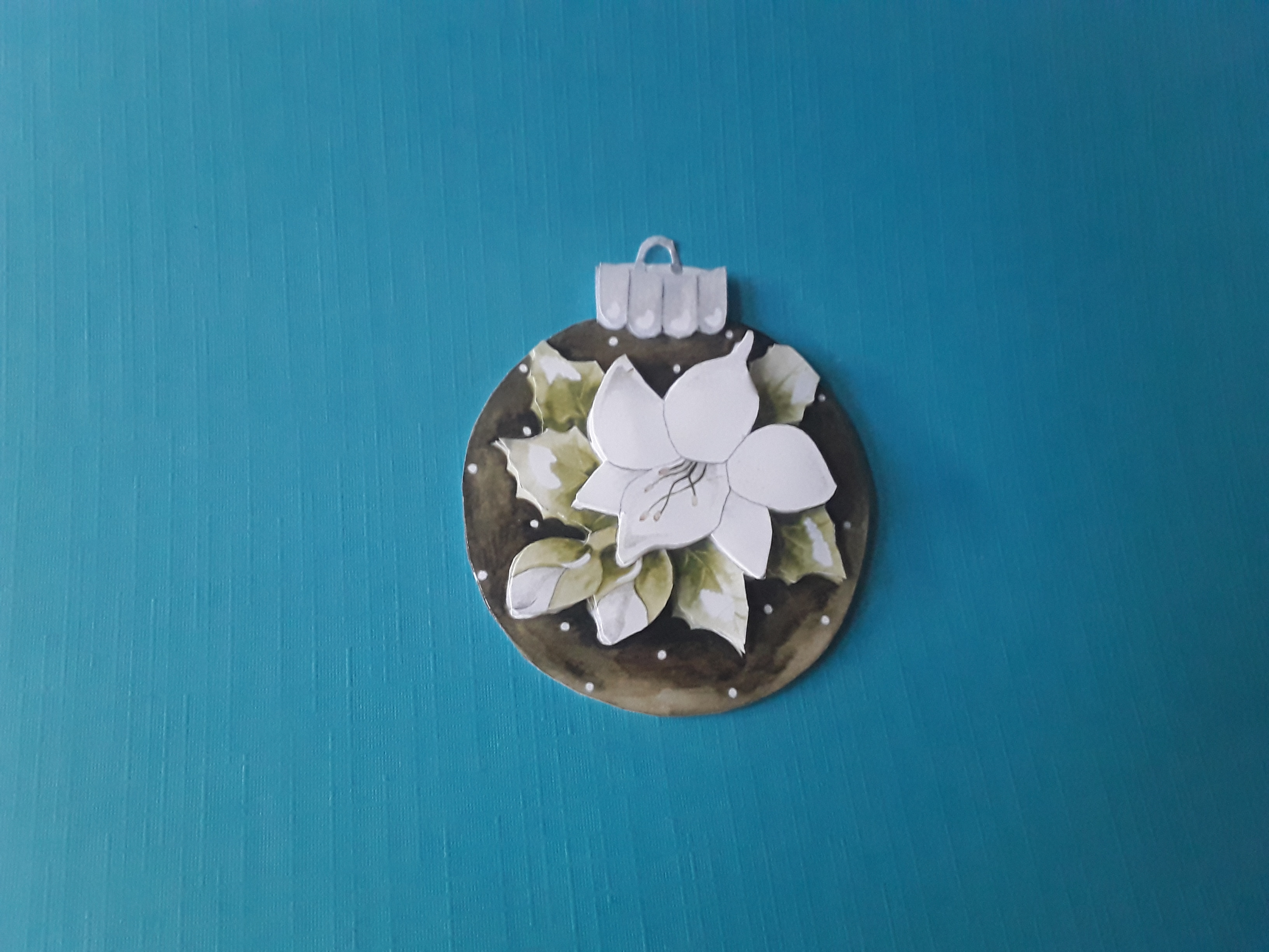 km57 Kerst Marieke, bloemen, kerstbal - nr. 1