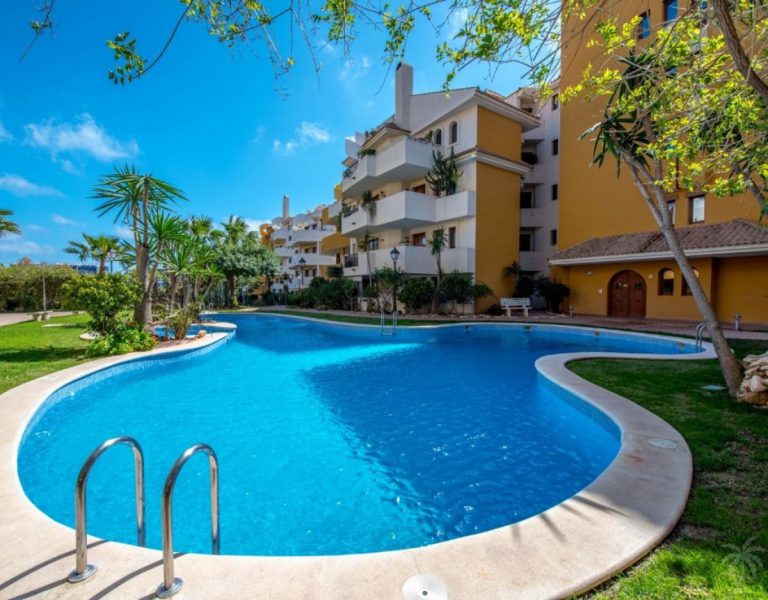 Uw Appartement in PUNTA PRIMA met Amerikaanse keuken en ruim balkon bij zwembaden