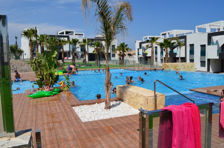 Uw Appartement in ORIHUELA met garageplek en meubels aan mooi zwembad