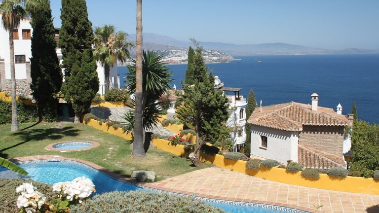Uw Vakantiehuis in LA HERRADURA met terras en garage bij zwembaden
