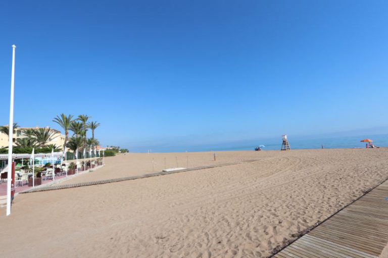 Uw gerenoveerde eigen Appartement in DENIA aan zee met meubels en parking