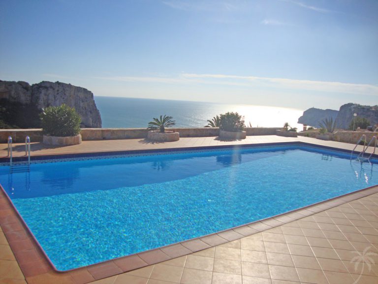 Uw eigen Penthouse in MORAIRA met zeezicht vanaf ruim balkon bij mooi zwembad