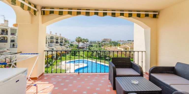 Uw Appartement in RIVIERA DEL SOL met zeezicht van balkon bij mooi zwembad