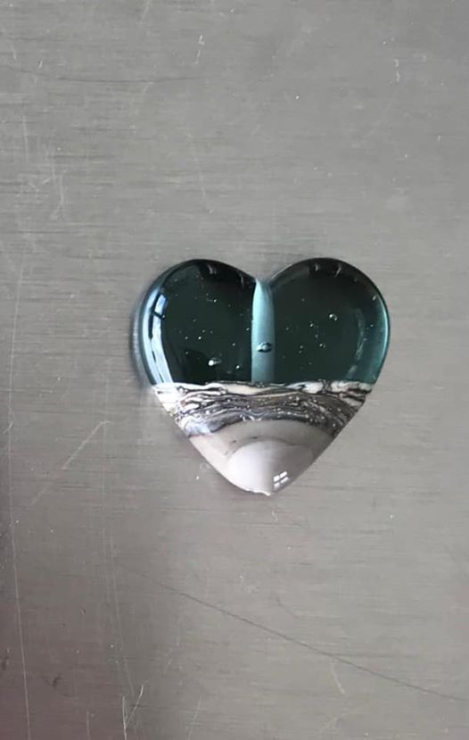 Handgemaakte hartjes van glas nieuw en uniek. - Afbeelding 2