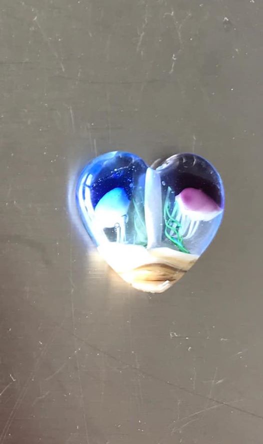 Handgemaakte hartjes van glas nieuw en uniek. - Afbeelding 3