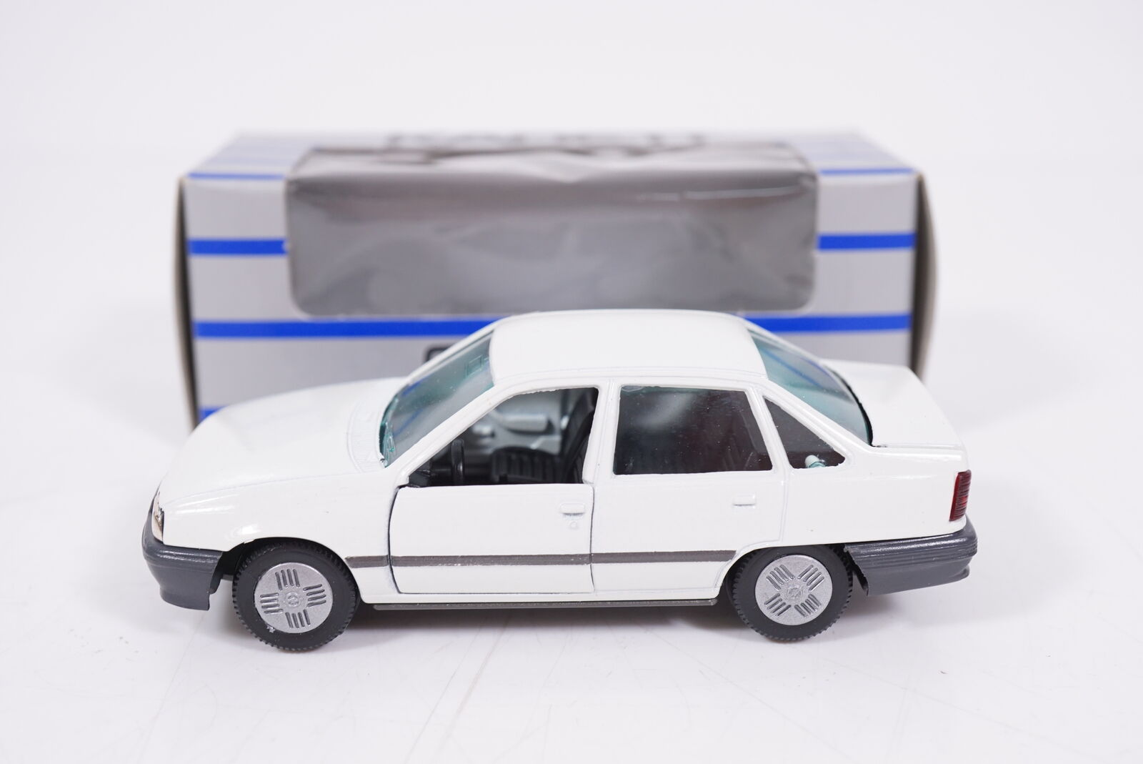 1:43 GAMA Opel Kadett E GLS 1984 sedan wit