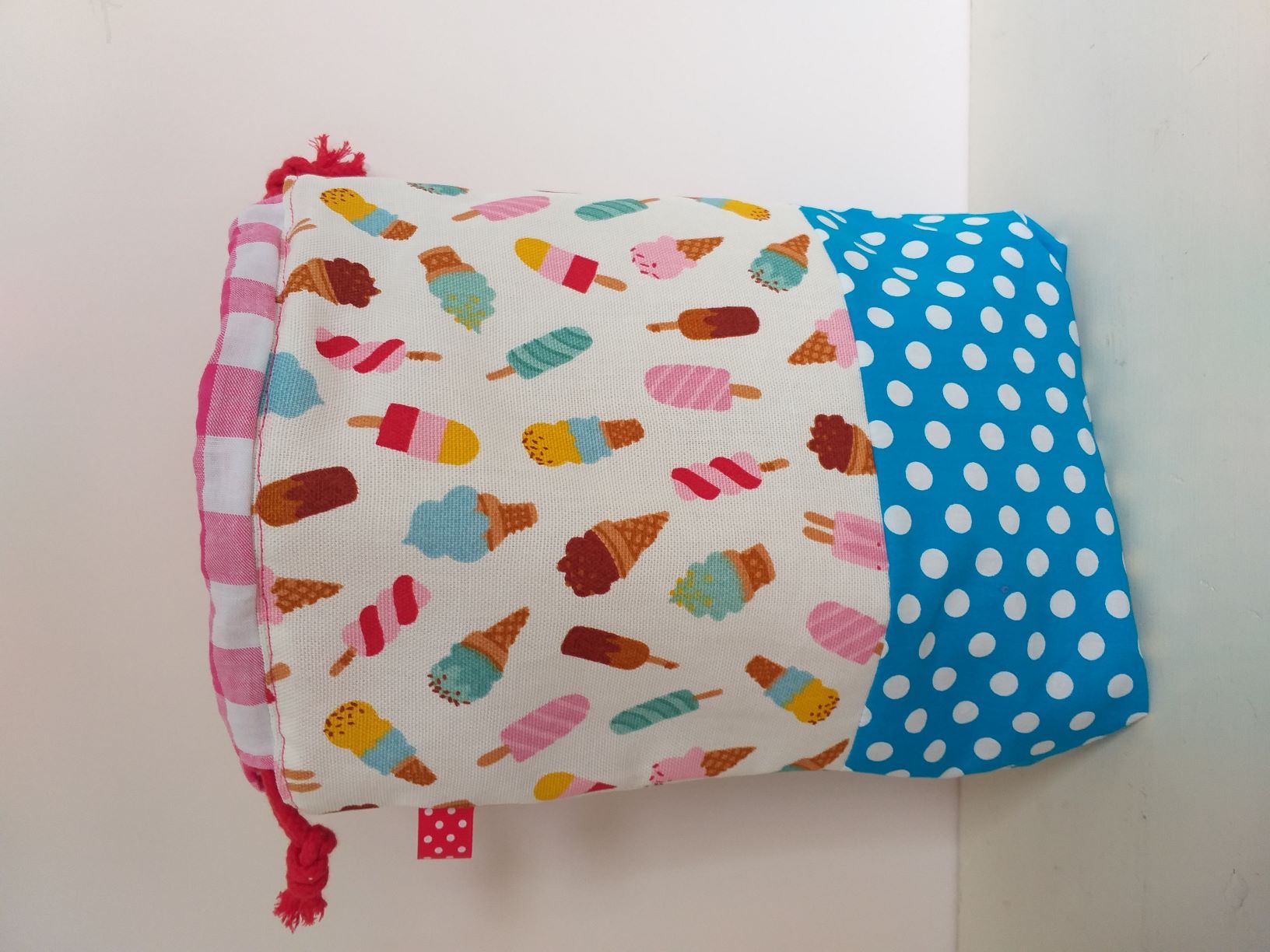 grote haaktas 30 x 24 cm met vrolijke ijsjes en blauw met witte stippen