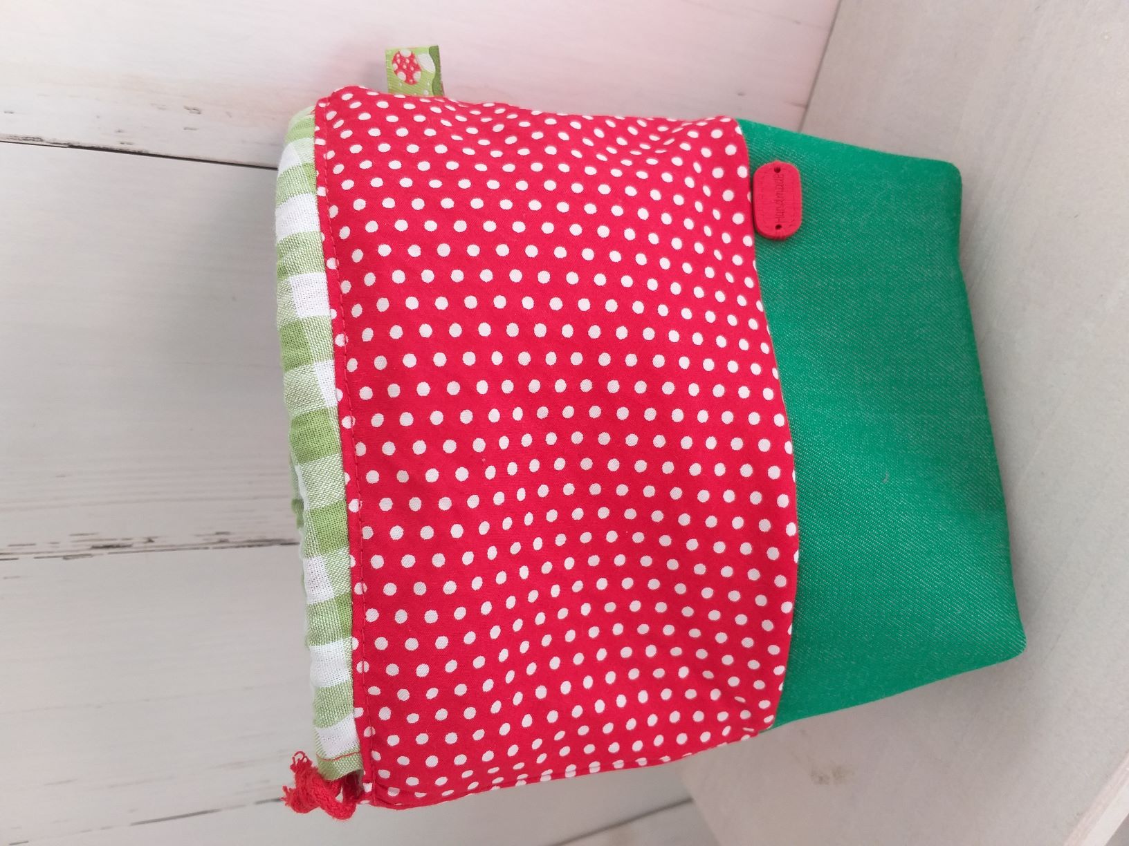 mini handewerkmandje voor op reis rood met witte stipjes en paddestoellintje